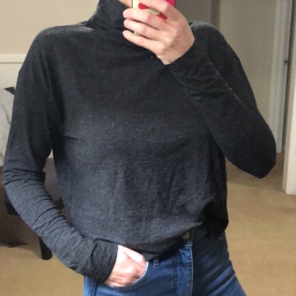 ⭐️Aritzia grey thin turtleneck♥️New listing - Picture 2 of 4
